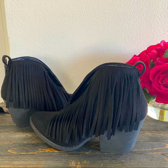 Coconuts by Matisse Fringe V Cut Booties (size 6M).🌹 - Picture 8 of 15